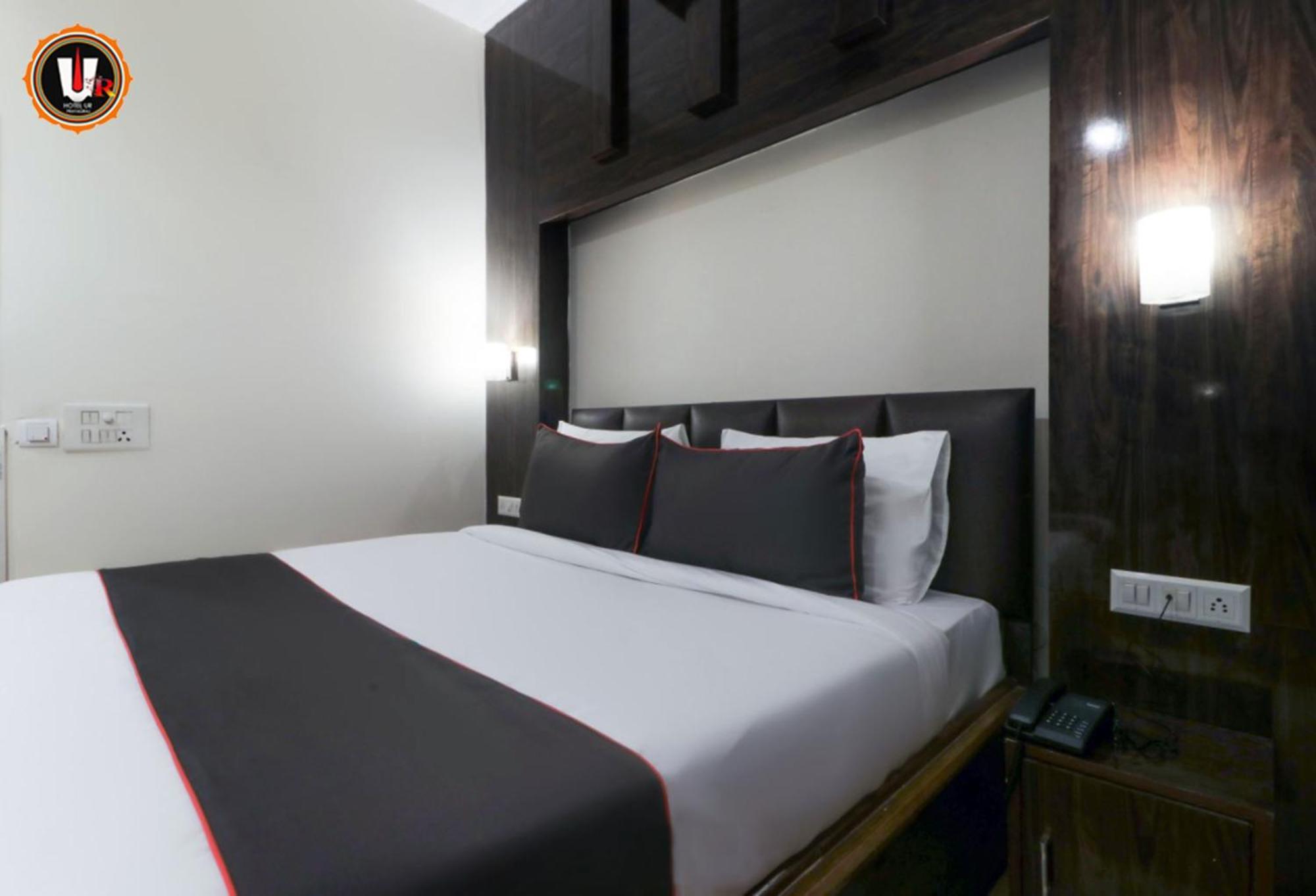 Hotel Ur Аллахабад Экстерьер фото