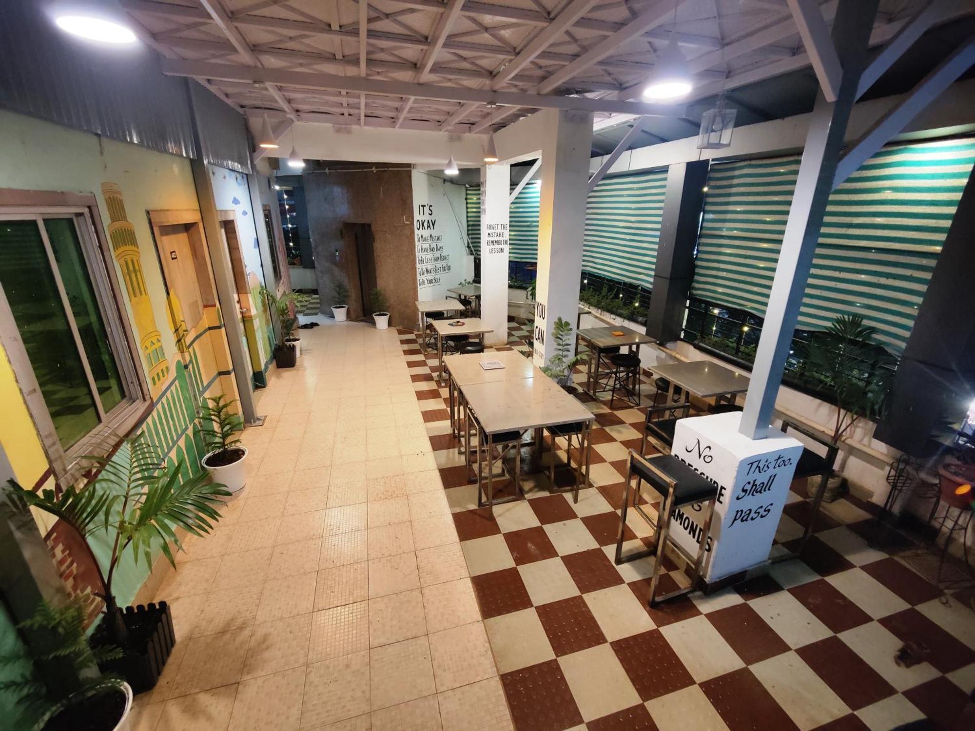Hotel Ur Аллахабад Экстерьер фото