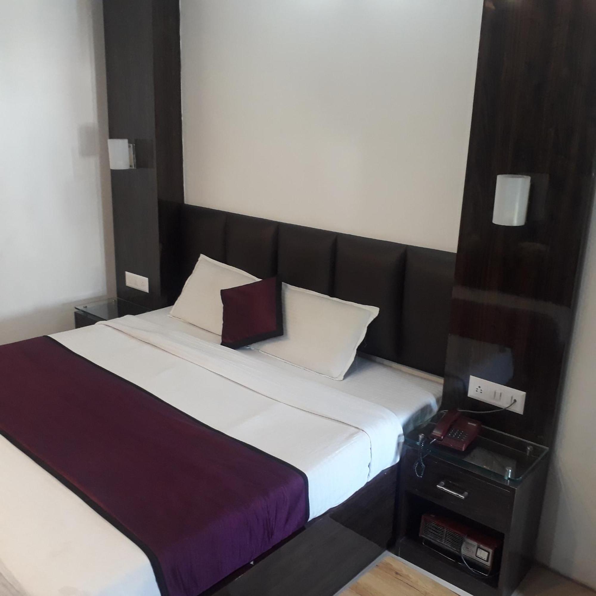 Hotel Ur Аллахабад Экстерьер фото