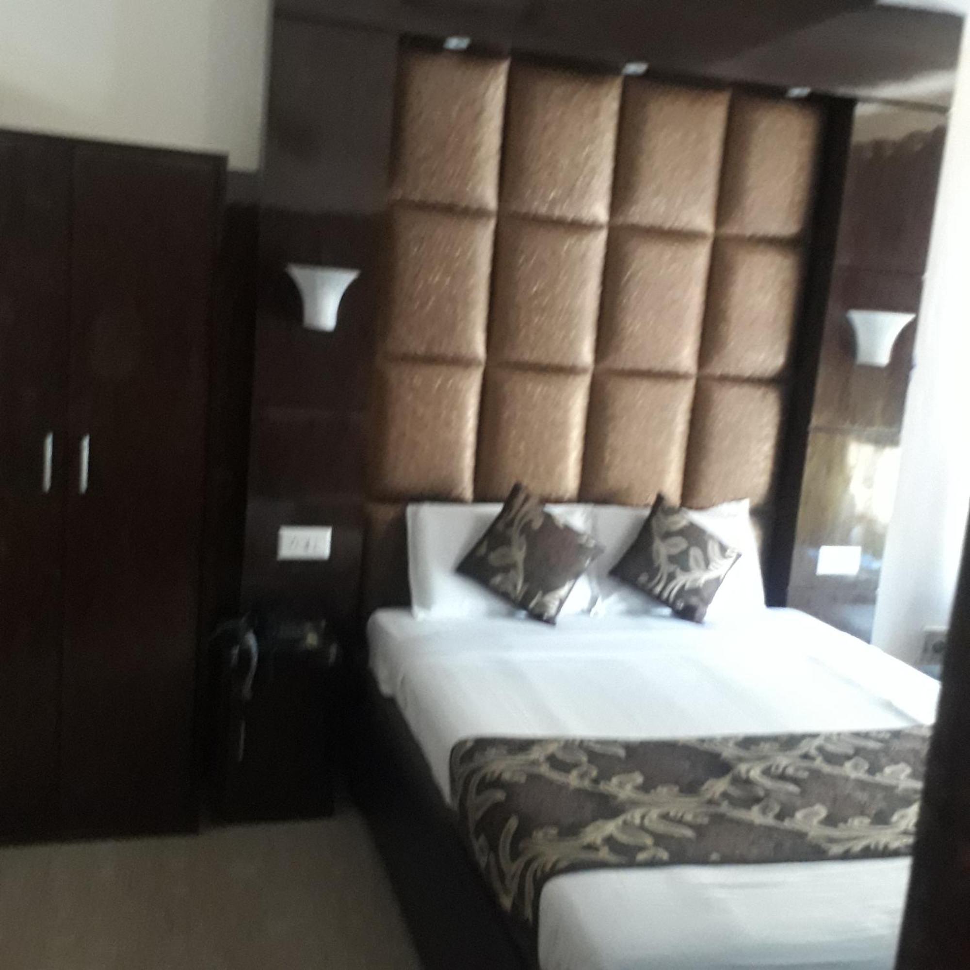 Hotel Ur Аллахабад Экстерьер фото