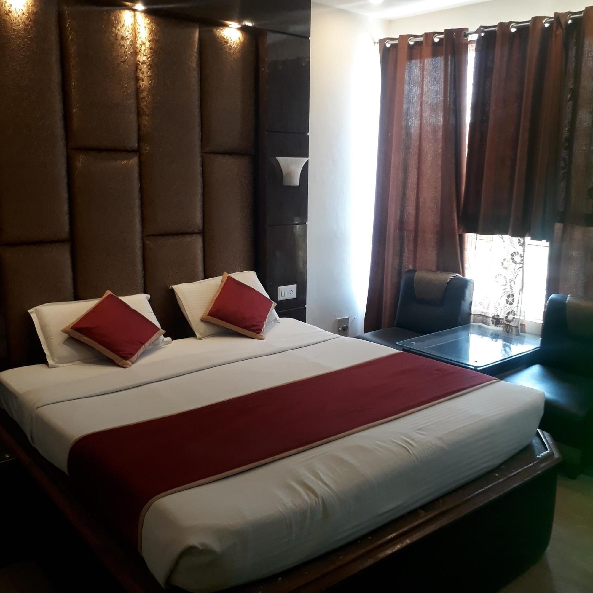 Hotel Ur Аллахабад Экстерьер фото