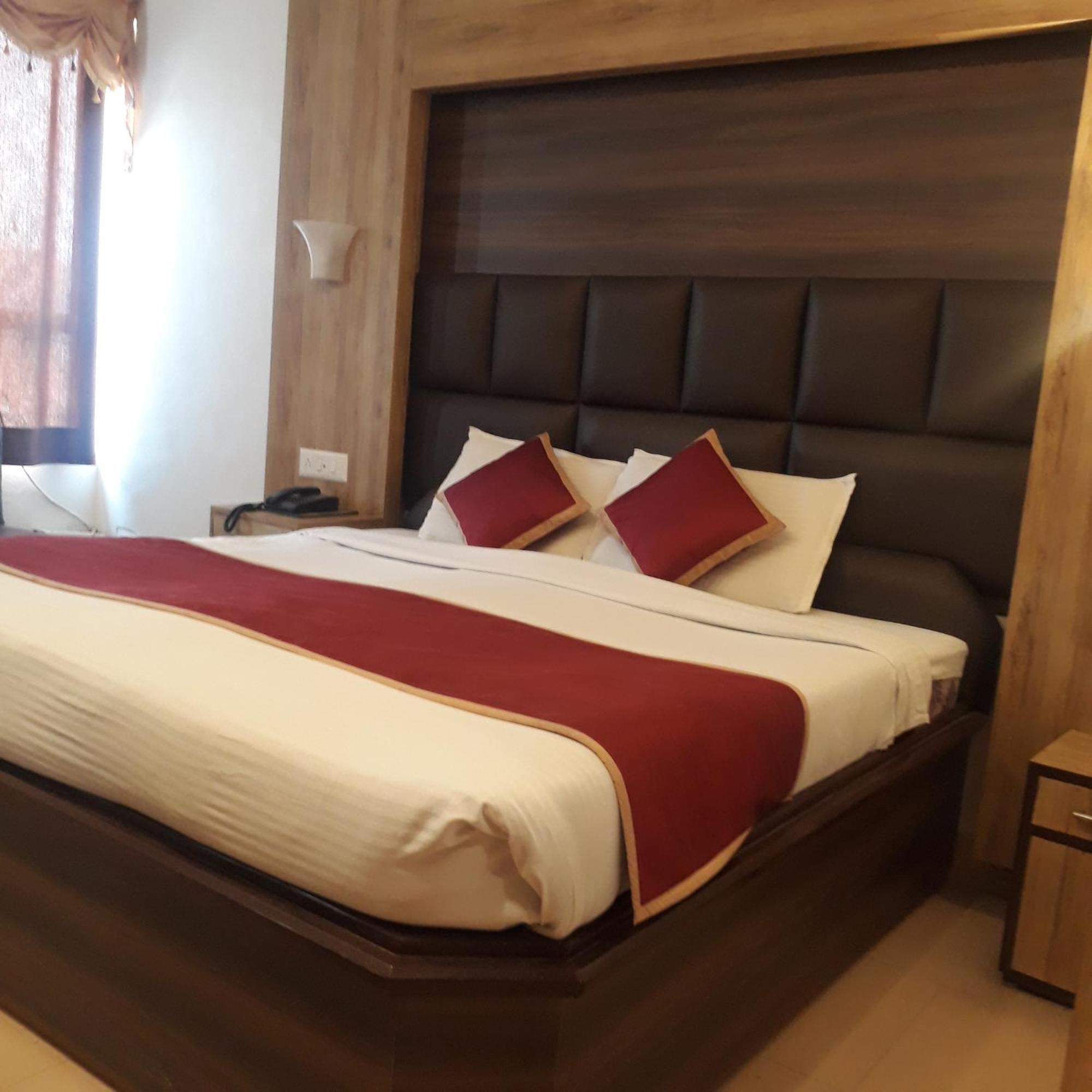Hotel Ur Аллахабад Экстерьер фото