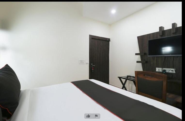 Hotel Ur Аллахабад Экстерьер фото